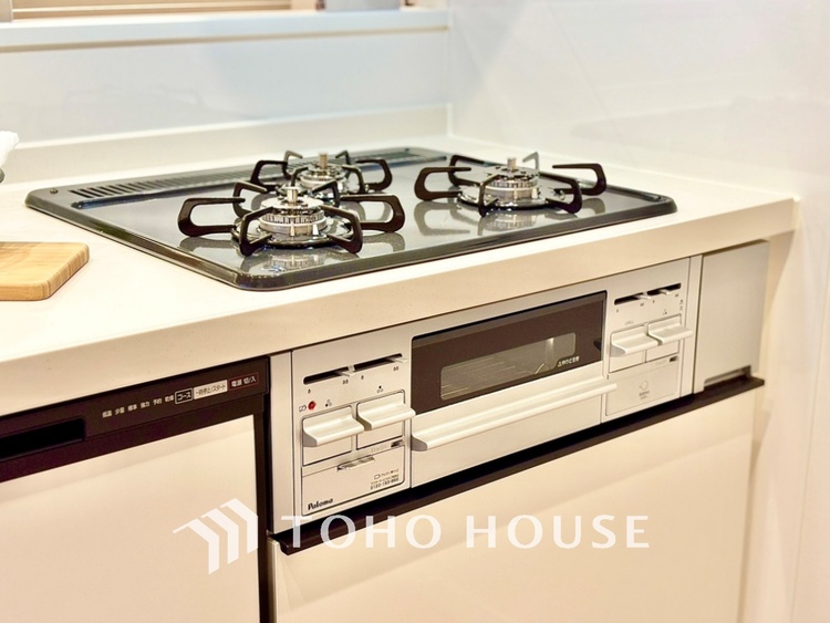 キッチン 可能な限り余計なものを省いた3口コンロ。美しさと機能性を兼ね備えたスタイルはきっと何年もあなたの味方です。