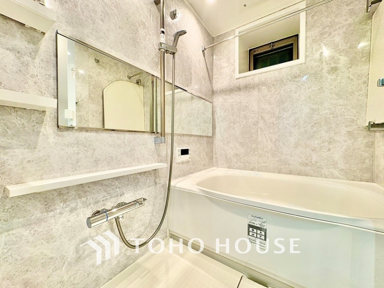 風呂 光に照らし出されたバスルーム。適度な湿度と静かに揺れる眼前の水面。広い浴槽にゆっくりと身を沈め深く瞑想をすれば、明日への新たな活力が膨らんでくる。