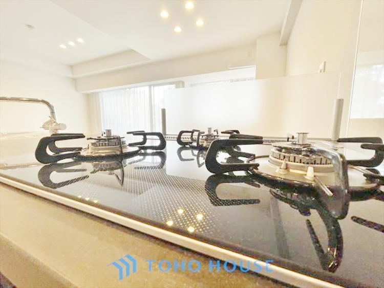 キッチン ◆ここに在る◆事も無げに美しく、伝えるには筆舌に尽くし難い。豪華絢爛や華美と言う事ではなく、住まう者にとって暮らし易く心地がいいと言う美しさがこの住まいには込められている。