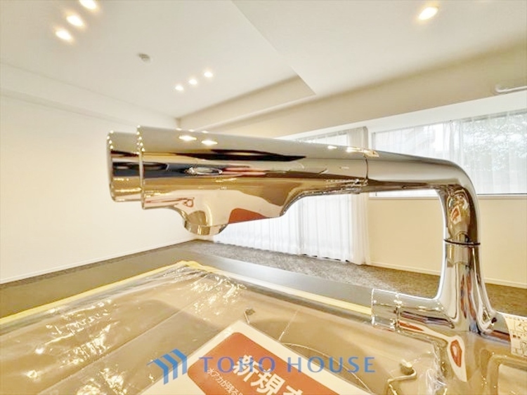 キッチン ◆今宵の食卓◆ダウンライトに反射するグラスを眺めながらワインを注ぐ。トクトクと心地いい音をさせながら、フランスの古城を思わせる薫りがたちこめ、とても幸せな時を過ごせる。