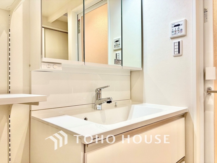 洗面 【Wash basin】十分な大きさの洗面台は収納力大。身だしなみチェックや歯磨きなど、朝の慌ただしい時間でも余裕とゆとりを感じられる。