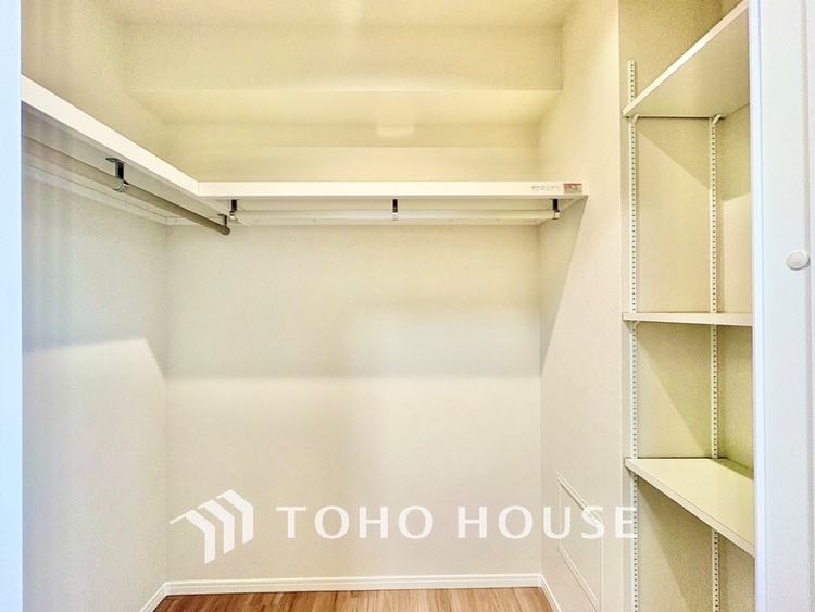 収納 壁一面の収納は、すっきりとした空間をもたらす。清潔感のあるスペースは「ただいま」の瞬間からくつろぎのスイッチを入れる。