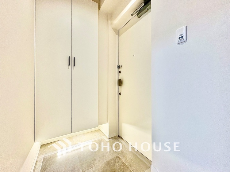 玄関 真っ直ぐに行く。新たな生活へ。これから歩むその一足がまた新たな道となる。