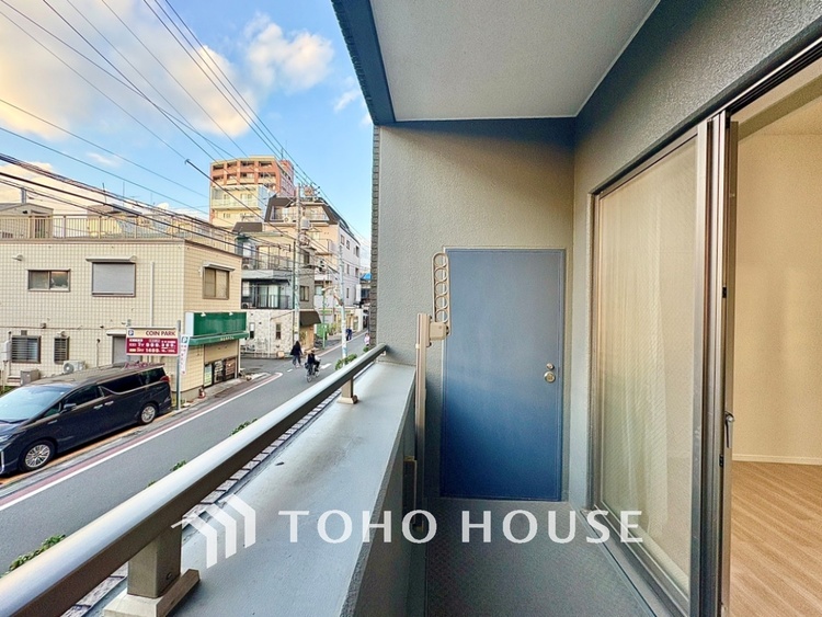 バルコニー ここからは空が遠くまで見える。紺碧、曇天、茜色。心もともに映り変わる。東京にもあったんだ。こんな景色が・・・。