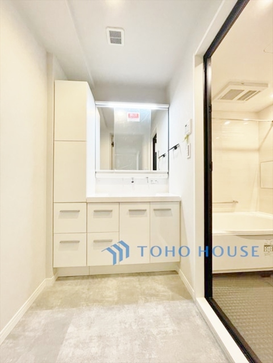 洗面 ◆サンサンと◆差し込む太陽の光がこのリビングに笑いをもたらす。ソファの上のクッションがポカポカした暖気にぬくぬくと微睡んでいる。