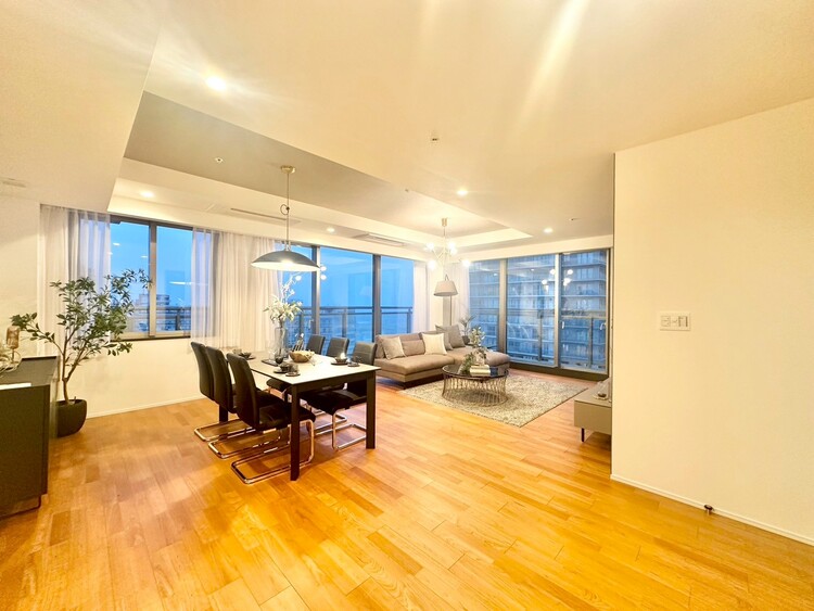 居間 通風・採光に優れ、心地よい光と風が溢れています。