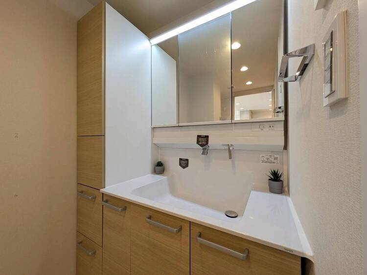 その他 清潔感を感じられる洗面化粧台。