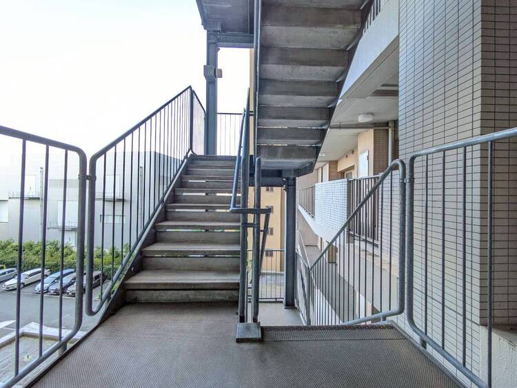 その他 共用部の階段です。明るく清潔に管理されています。