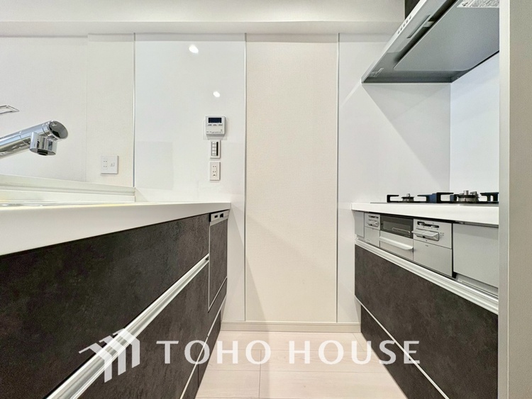 キッチン 【KITCHEN】◆ワクワク◆開放的で機能性も高いシステムキッチン。お子様は毎日のご飯にワクワク！