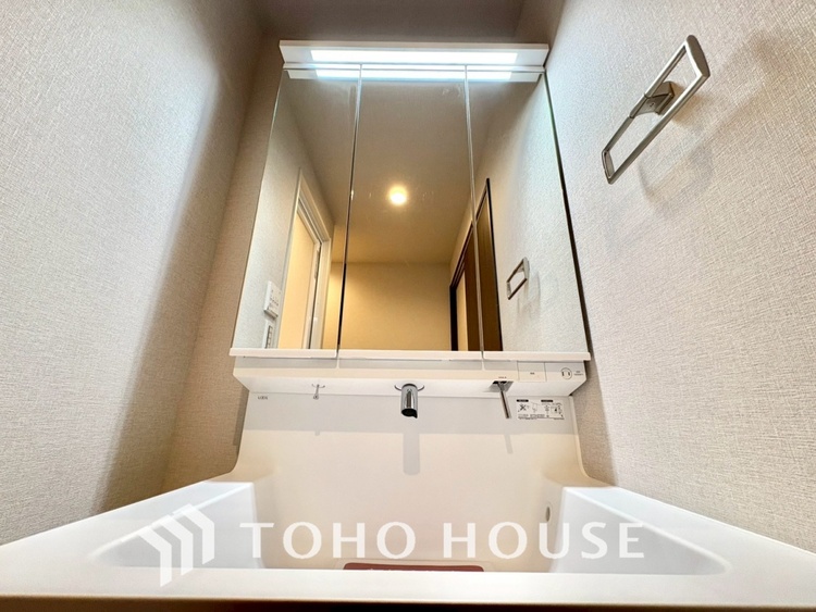 洗面 【WASHROOM】◆快適◆煌びやかな暮らしの中にも忘れたくない快適さ。大きな収納が助けてくれます。