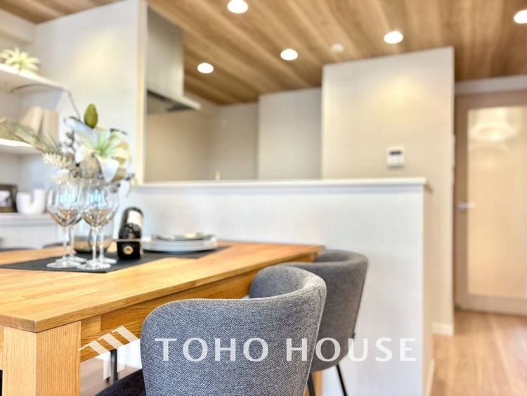 内装 【LIVING】◆眩い◆光が燦々と入り、家族の笑顔を照らす。「いつまでも続いて」と願う夢のような毎日がここにある。