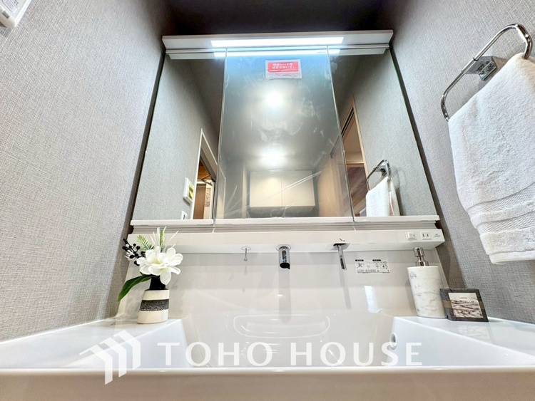 洗面 【WASHROOM】◆快適◆煌びやかな暮らしの中にも忘れたくない快適さ。大きな収納が助けてくれます。