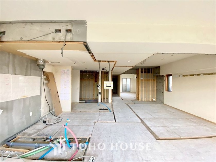 内装 【LIVING】◆眩い◆光が燦々と入り、家族の笑顔を照らす。「いつまでも続いて」と願う夢のような毎日がここにある。