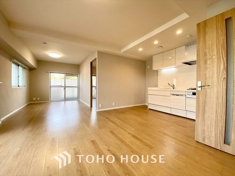 内装 【LIVING】◆扉を◆開くとこの景色。家族の”おかえり”の声が聞こえてきそう。