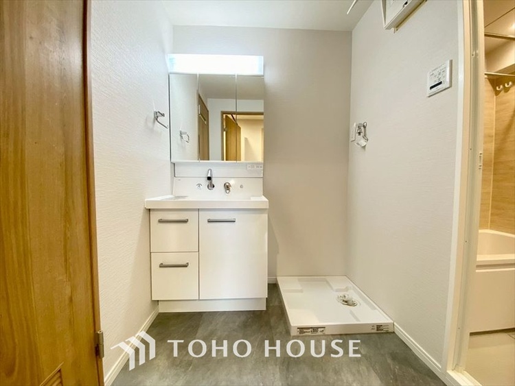 洗面 【WASHROOM】◆快適◆煌びやかな暮らしの中にも忘れたくない快適さ。大きな収納が助けてくれます。