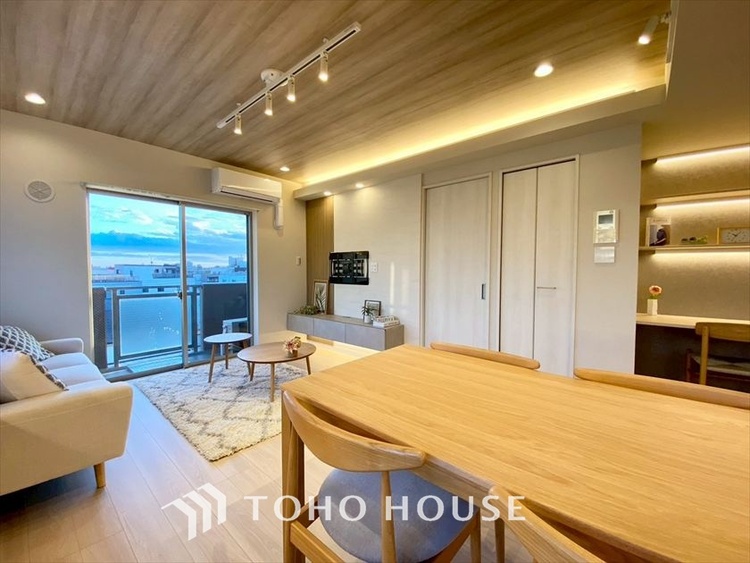 内装 【LIVING】◆眩い◆光が燦々と入り、家族の笑顔を照らす。「いつまでも続いて」と願う夢のような毎日がここにある。