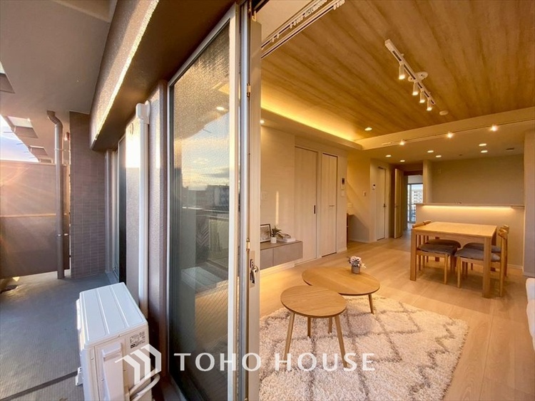 内装 【LIVING】◆扉を◆開くとこの景色。家族の”おかえり”の声が聞こえてきそう。