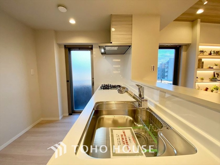 キッチン 【KITCHEN】◆ワクワク◆開放的で機能性も高いシステムキッチン。お子様は毎日のご飯にワクワク！