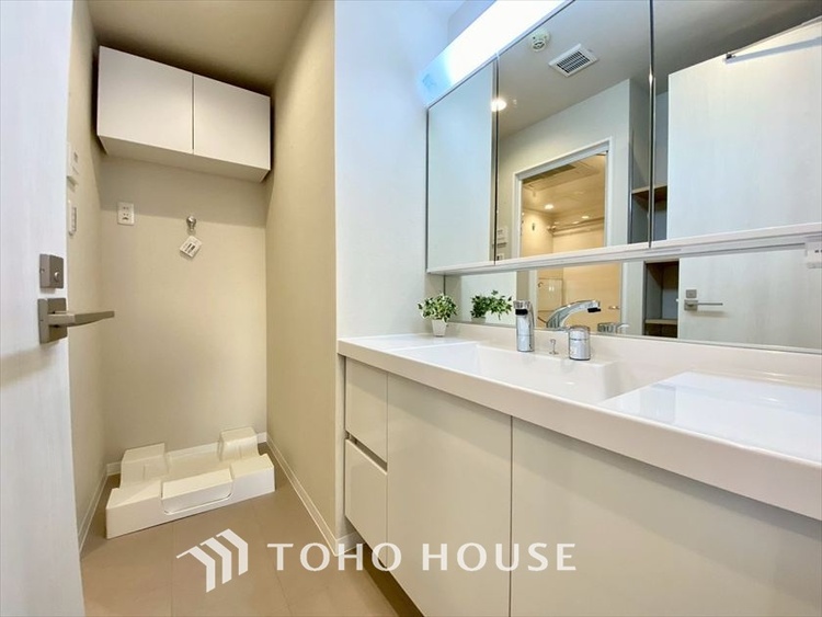 洗面 【WASHROOM】◆快適◆煌びやかな暮らしの中にも忘れたくない快適さ。大きな収納が助けてくれます。