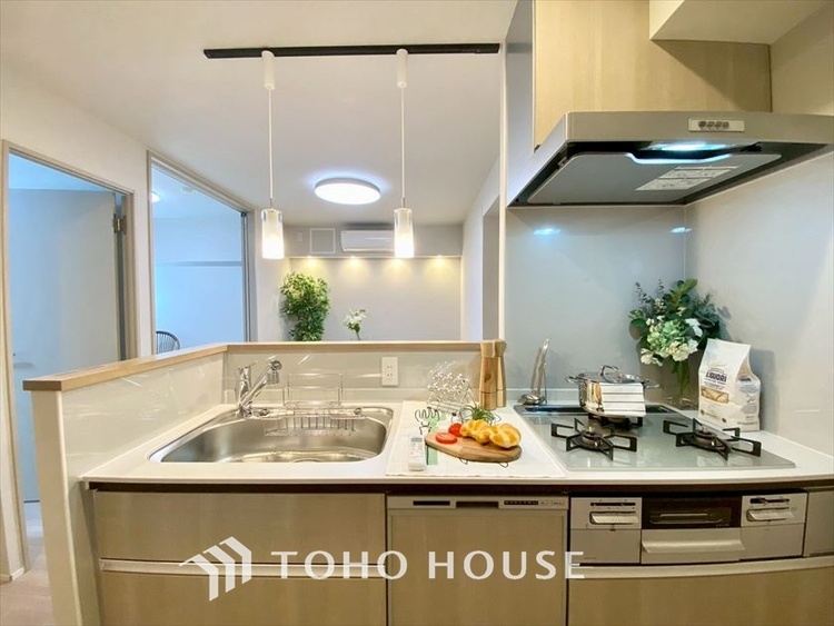 キッチン 【KITCHEN】◆ワクワク◆開放的で機能性も高いシステムキッチン。お子様は毎日のご飯にワクワク！