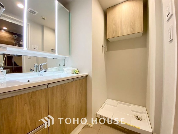 洗面 【WASHROOM】◆快適◆煌びやかな暮らしの中にも忘れたくない快適さ。大きな収納が助けてくれます。
