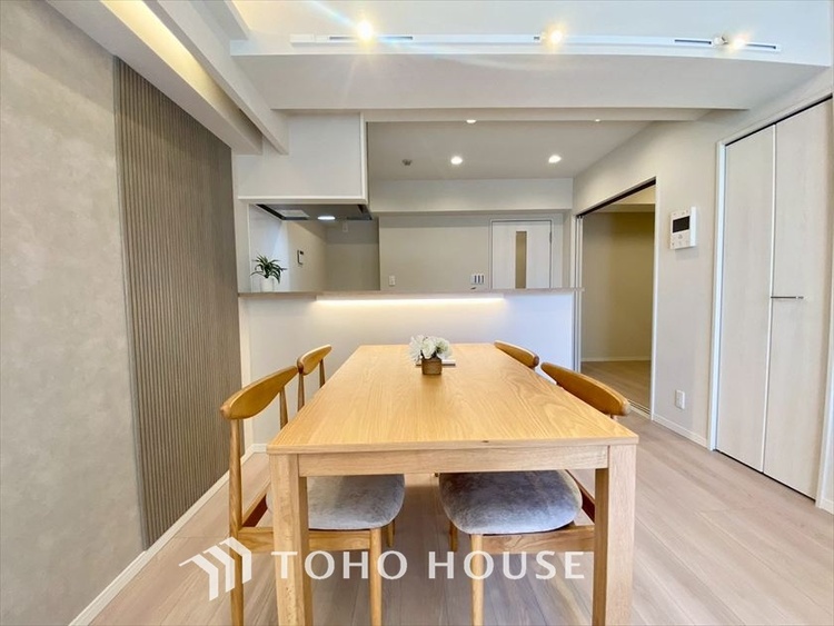 内装 【LIVING】◆扉を◆開くとこの景色。家族の”おかえり”の声が聞こえてきそう。