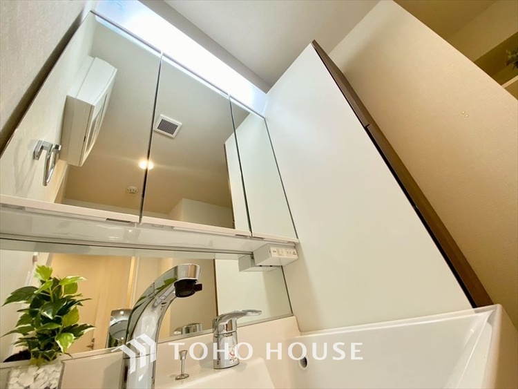 洗面 【WASHROOM】◆快適◆煌びやかな暮らしの中にも忘れたくない快適さ。大きな収納が助けてくれます。