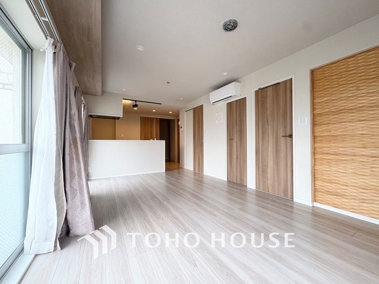 内装 【LIVING】◆陽光◆が差し込む。この開放的なLDKに家族の笑顔が集う。家族が一緒に過ごす空間は明るく、そして居心地よく。