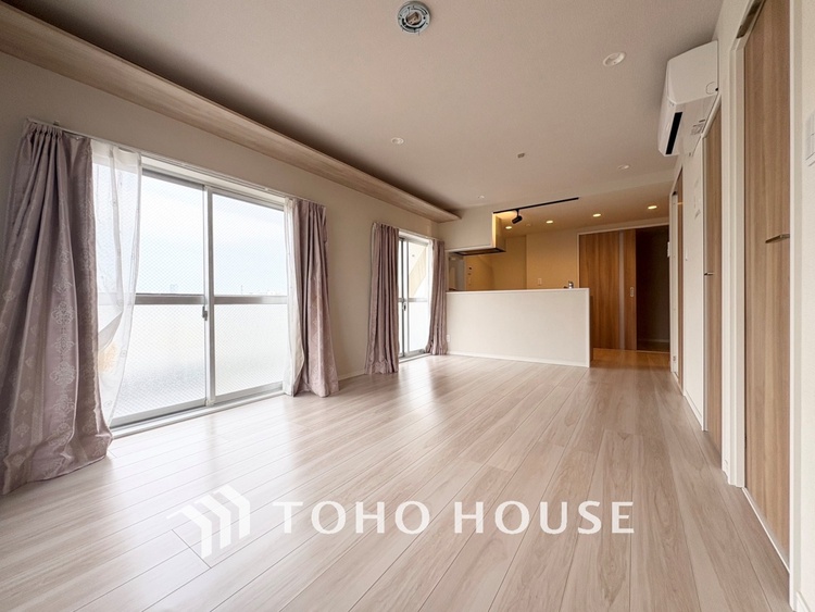 内装 【LIVING】◆扉を◆開くとこの景色。家族の”おかえり”の声が聞こえてきそう。