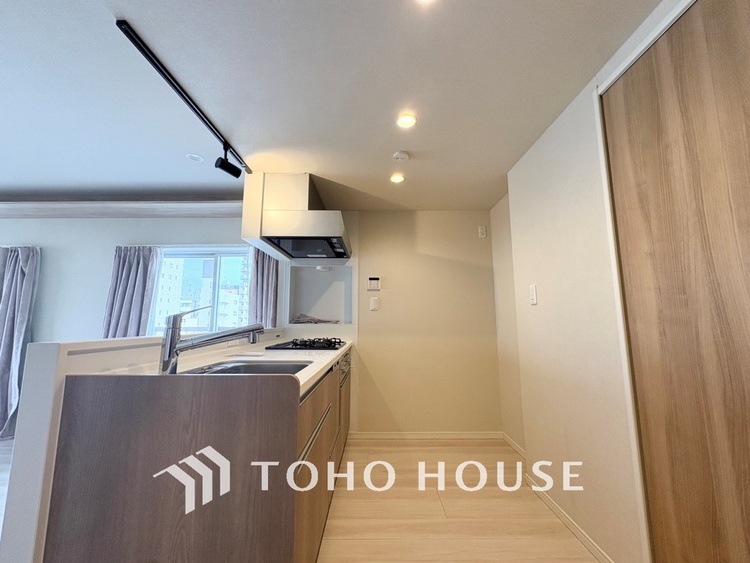 キッチン 【KITCHEN】◆ワクワク◆開放的で機能性も高いシステムキッチン。お子様は毎日のご飯にワクワク！