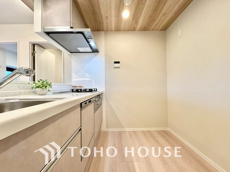 キッチン 【KITCHEN】◆ワクワク◆開放的で機能性も高いシステムキッチン。お子様は毎日のご飯にワクワク！