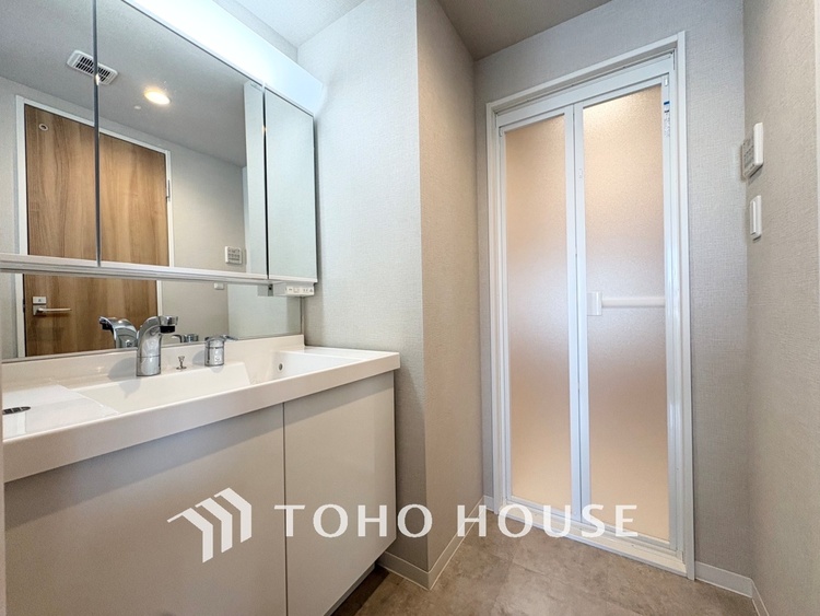 洗面 【WASHROOM】◆快適◆煌びやかな暮らしの中にも忘れたくない快適さ。大きな収納が助けてくれます。