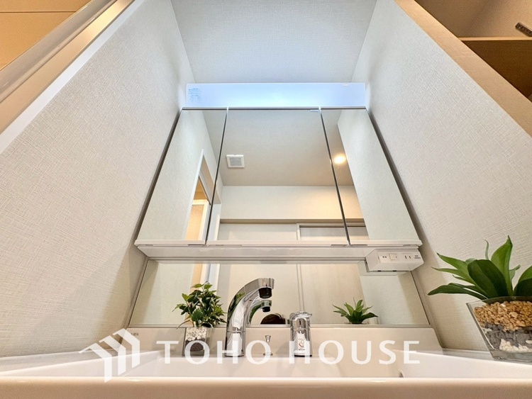 洗面 【WASHROOM】◆快適◆煌びやかな暮らしの中にも忘れたくない快適さ。大きな収納が助けてくれます。