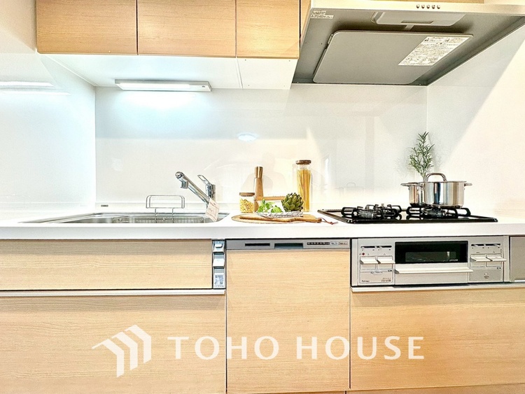 キッチン 【KITCHEN】◆ワクワク◆開放的で機能性も高いシステムキッチン。お子様は毎日のご飯にワクワク！