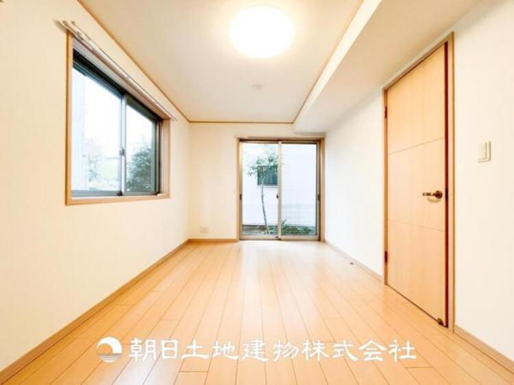 内装 【居室】爽やかな空間演出とセンス良く纏められた室内は良質な寛ぎ空間。そこで暮らす大切な人達のことを考え造りこんだ空間は日々の生活に安らぎを与えてくれます。