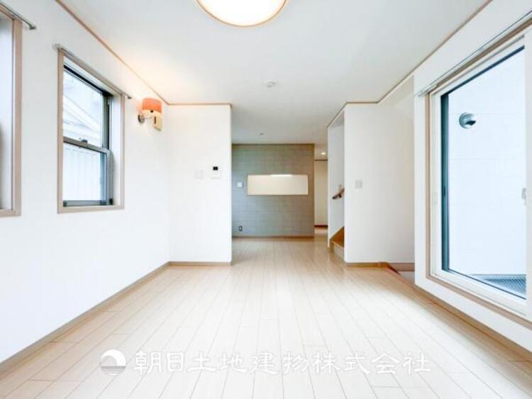 居間 【リビング】1日の中で最も長い時間を過ごすことになるリビングだからこそ、いつも笑顔があふれる空間であるように。広々とした空間から幸せな未来を。1日の中で最も長い時間を過ごすリビングは、笑顔があふれる空間です。広々とした空間から幸せな未来を。