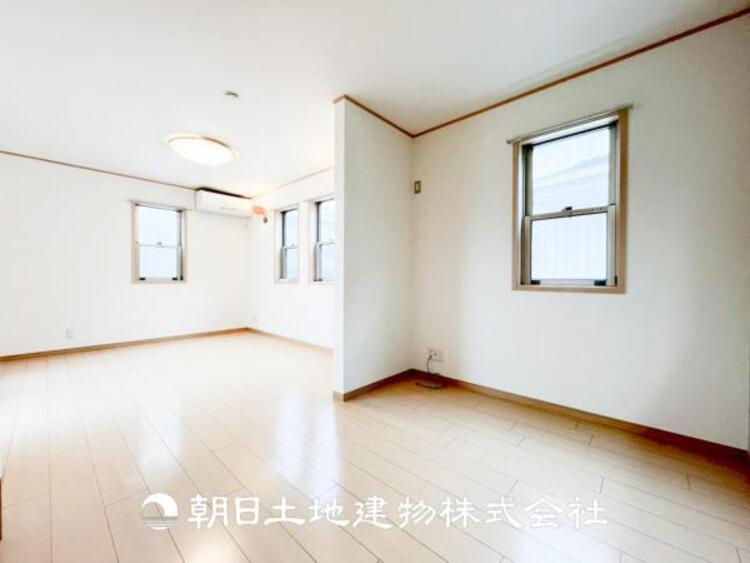 居間 【リビング】開放的で明るい空間が広がるLDK。リビングには暖かな太陽が降り注ぎ、爽やかな住空間です。お友達を呼んでお茶をしたり、一緒に料理を楽しみながら楽しい時間を。