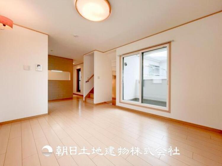 居間 【ダイニング】温かい色合いのフローリングと清々しい爽やかなクロスが明るい空間を創り出しているダイニングキッチン。ゆっくりと過ごす空間に相応しく、ここで楽しむ時間が家族や友人との絆をより深めてくれそうです。