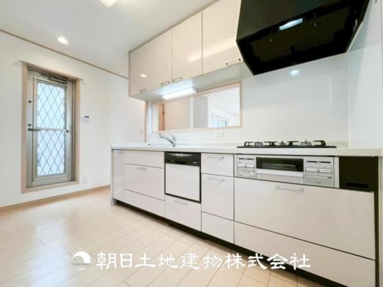 キッチン 【キッチン】仲良しなご夫婦、お子様、みんなでお料理ができる程の贅沢なスペースを実現したキッチンとなっております。みんなで作った料理を召し上がりながらの会話は盛り上がること間違いなしです。