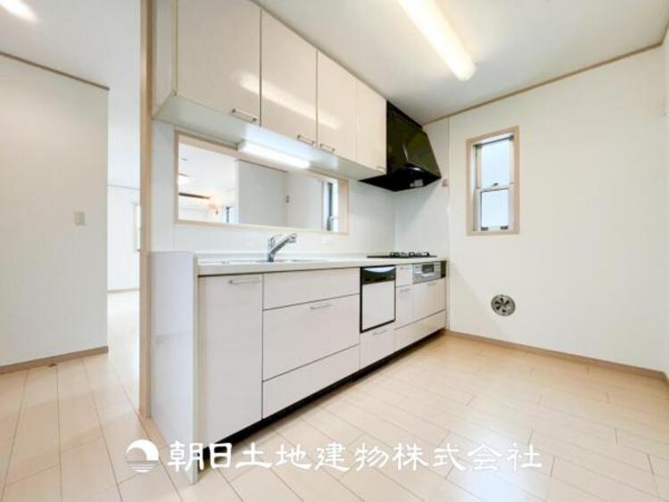 キッチン 【キッチン】住宅の主役でもあり、日常生活を過ごす上で重要な水回りでもあるからこそ機能性・デザイン性に拘りました。お掃除のしやすいシステムキッチンを設置しました。