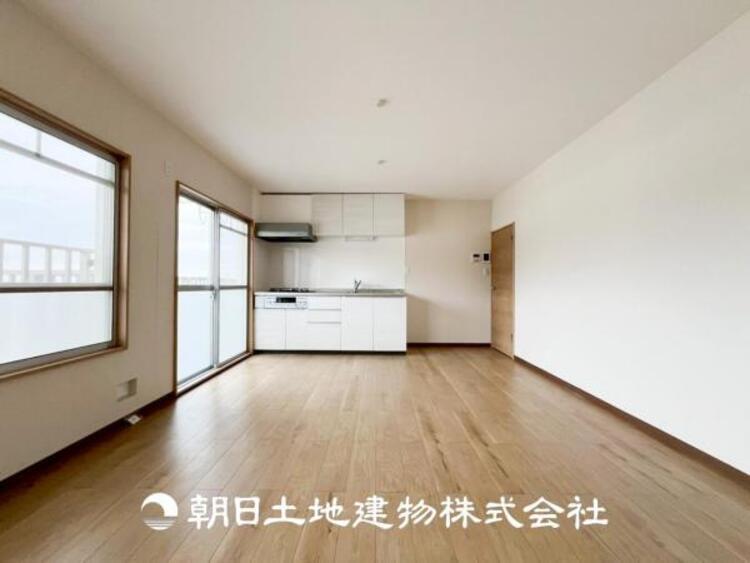 居間 【リビング】1日の中で最も長い時間を過ごすことになるリビングだからこそ、いつも笑顔があふれる空間であるように。広々とした空間から幸せな未来を。1日の中で最も長い時間を過ごすリビングは、笑顔があふれる空間です。広々とした空間から幸せな未来を。