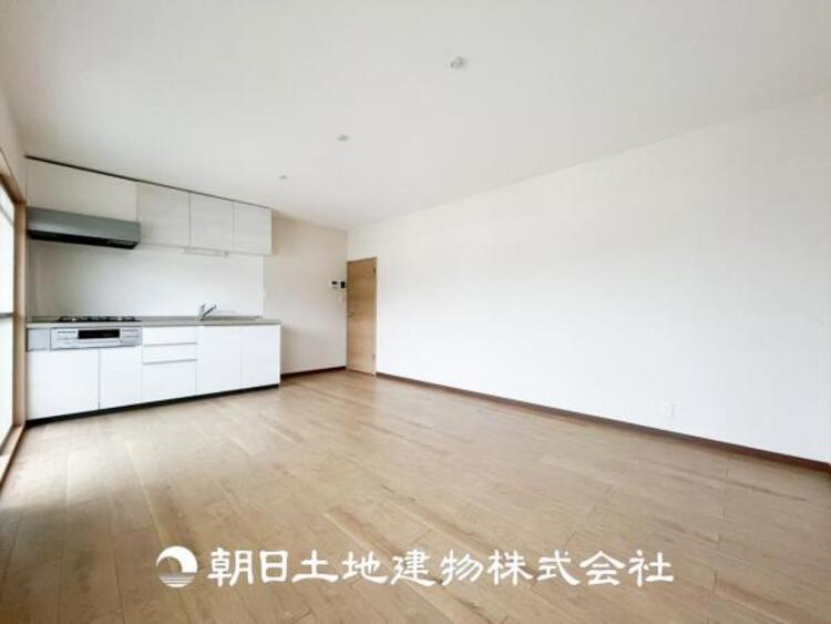 居間 【リビング】開放的で明るい空間が広がるLDK。リビングには暖かな太陽が降り注ぎ、爽やかな住空間です。お友達を呼んでお茶をしたり、一緒に料理を楽しみながら楽しい時間を。