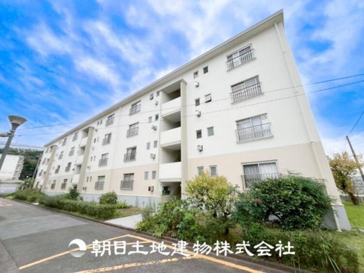 外観 【外観写真】表現された空間はたくさんの光を浴び、風を感じ、暮らしの時間を豊かにしてくれます。デザインされた空間と競い合うかのような充実した建物と共に大切な家族の思い出を刻んでいきます。