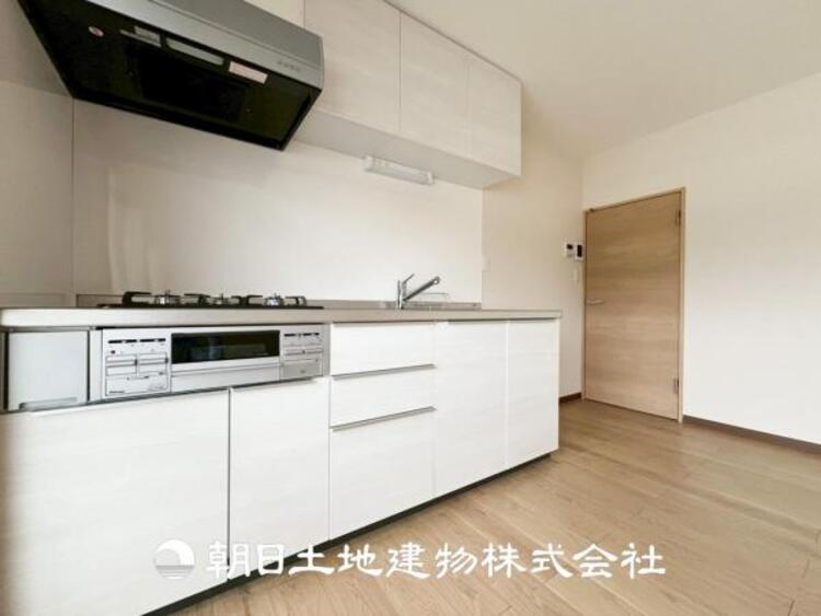 キッチン 【キッチン】仲良しなご夫婦、お子様、みんなでお料理ができる程の贅沢なスペースを実現したキッチンとなっております。みんなで作った料理を召し上がりながらの会話は盛り上がること間違いなしです。