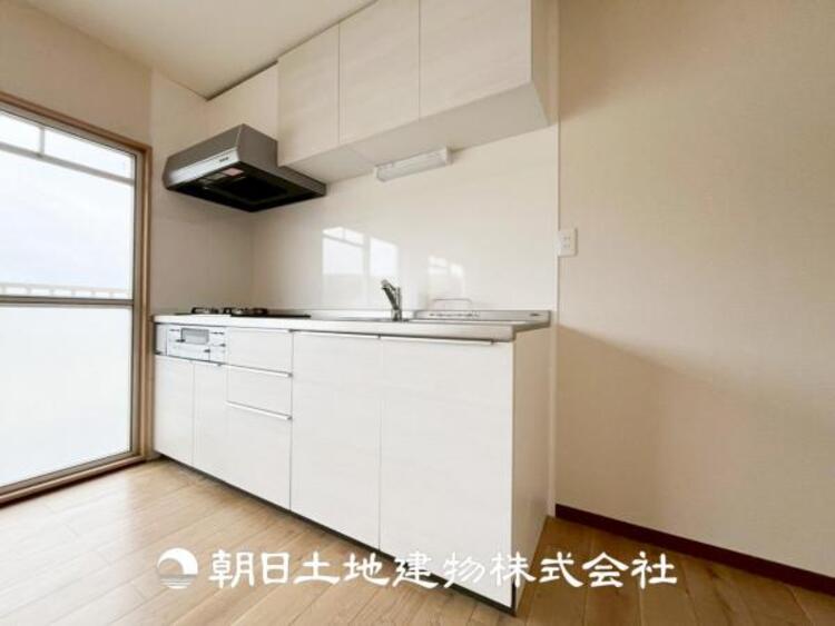 キッチン 【キッチン】住宅の主役でもあり、日常生活を過ごす上で重要な水回りでもあるからこそ機能性・デザイン性に拘りました。お掃除のしやすいシステムキッチンを設置しました。