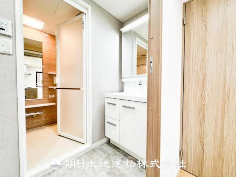 洗面 快適に過ごせることはもちろん、収納や機能性を兼ね備えた洗面化粧台です。