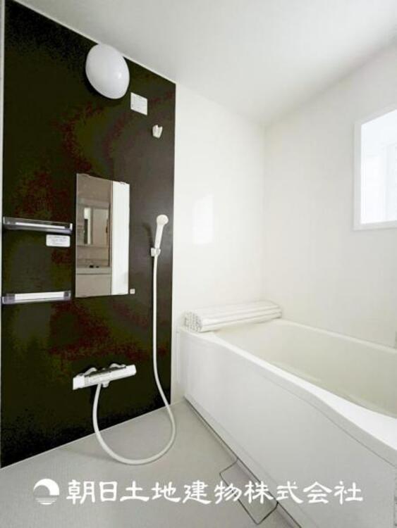 風呂 【浴室】上品な色合いが魅力のバスルームは、ほっと落ち着く空間を作り出しています。広々とした浴槽で体を癒やしながら、疲れを取り除けるような仕様です。お子様と一緒に楽しく入るのもいいですね。