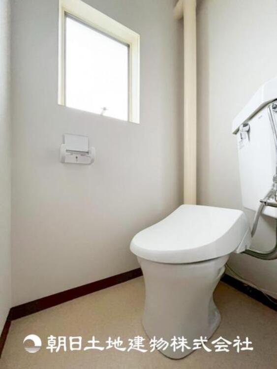 トイレ 【トイレ】家族みんなが毎日使う場所だから。お掃除がしやすい方はいい。いつまでも清潔な空間を保てるように、汚れをふき取り易いフロアと壁紙をチョイス致しました。洗浄便座になっておりますので、とても清潔にご使用いただけます。