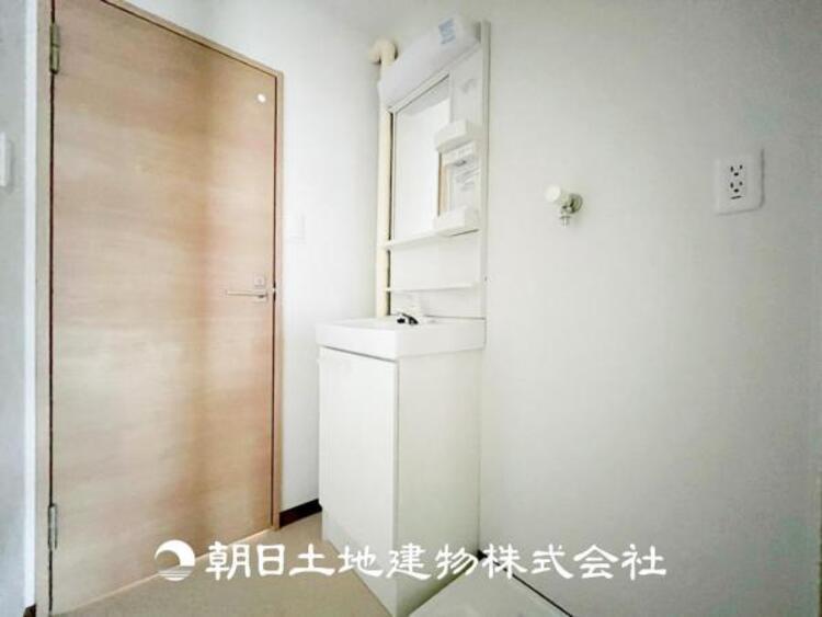 洗面 【洗面化粧台】慌ただしい1日が始まり、充実した1日の終わりを締めくくる洗面所。快適に過ごせることはもちろん、収納や機能性を兼ね備えた洗面化粧台です。快適に過ごせることはもちろん、収納や機能性を兼ね備えた洗面化粧台です。