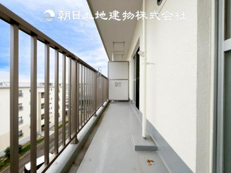 バルコニー 【バルコニー】温かい太陽を感じる事ができるのは、目の前に遮るものが無いから。彼方に広がる風景が絵画のように広がります。